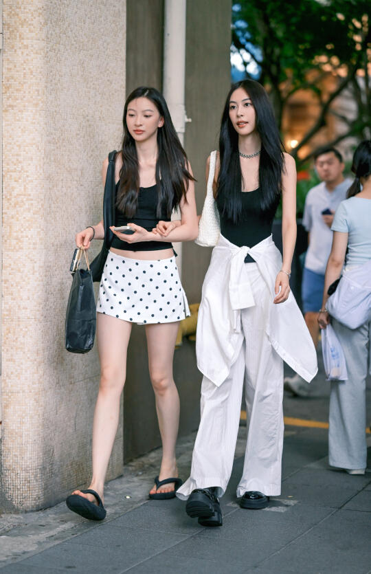 盘点上海夏季街头随性简约舒适感穿搭分享