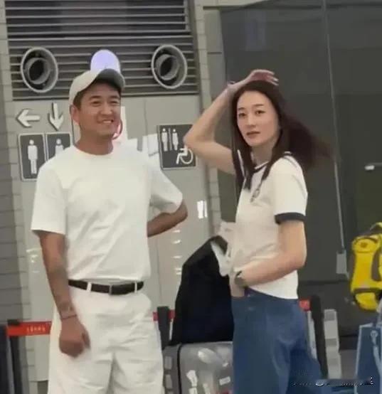 近日在机场大厅，李小冉的素颜亮相引发了众人关注。她那令人羡慕的肌肤白皙透亮，如出