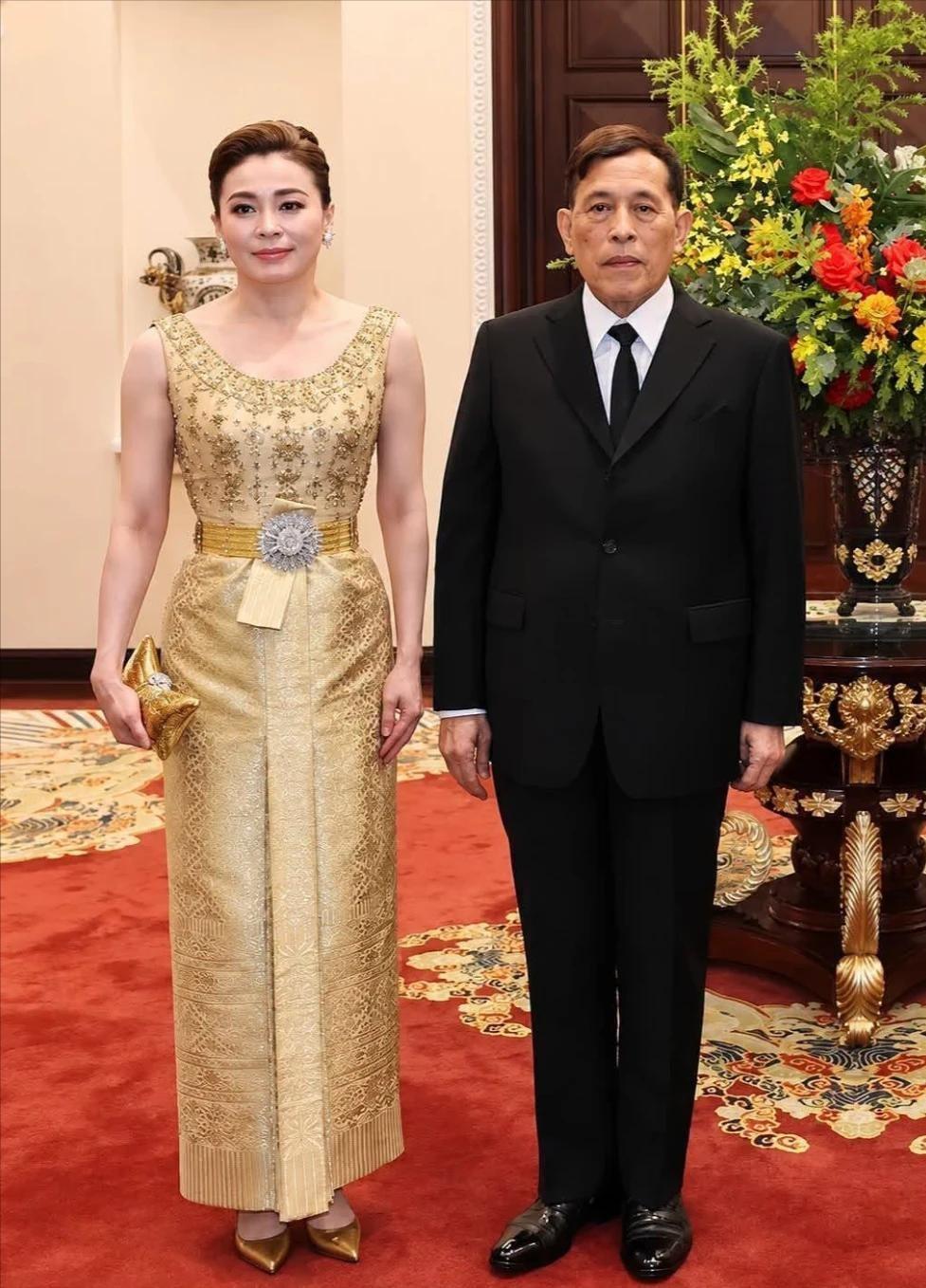 苏提达王后是不是要接过已故婆婆诗丽吉的班，做新一任“亚洲美后”啊！

这次出访越