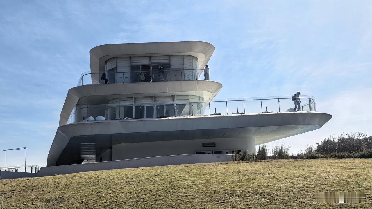 昨天登上了海拔753米的深圳第四高峰梅沙尖。我是开车到茶溪谷后，坐云海专线巴士上