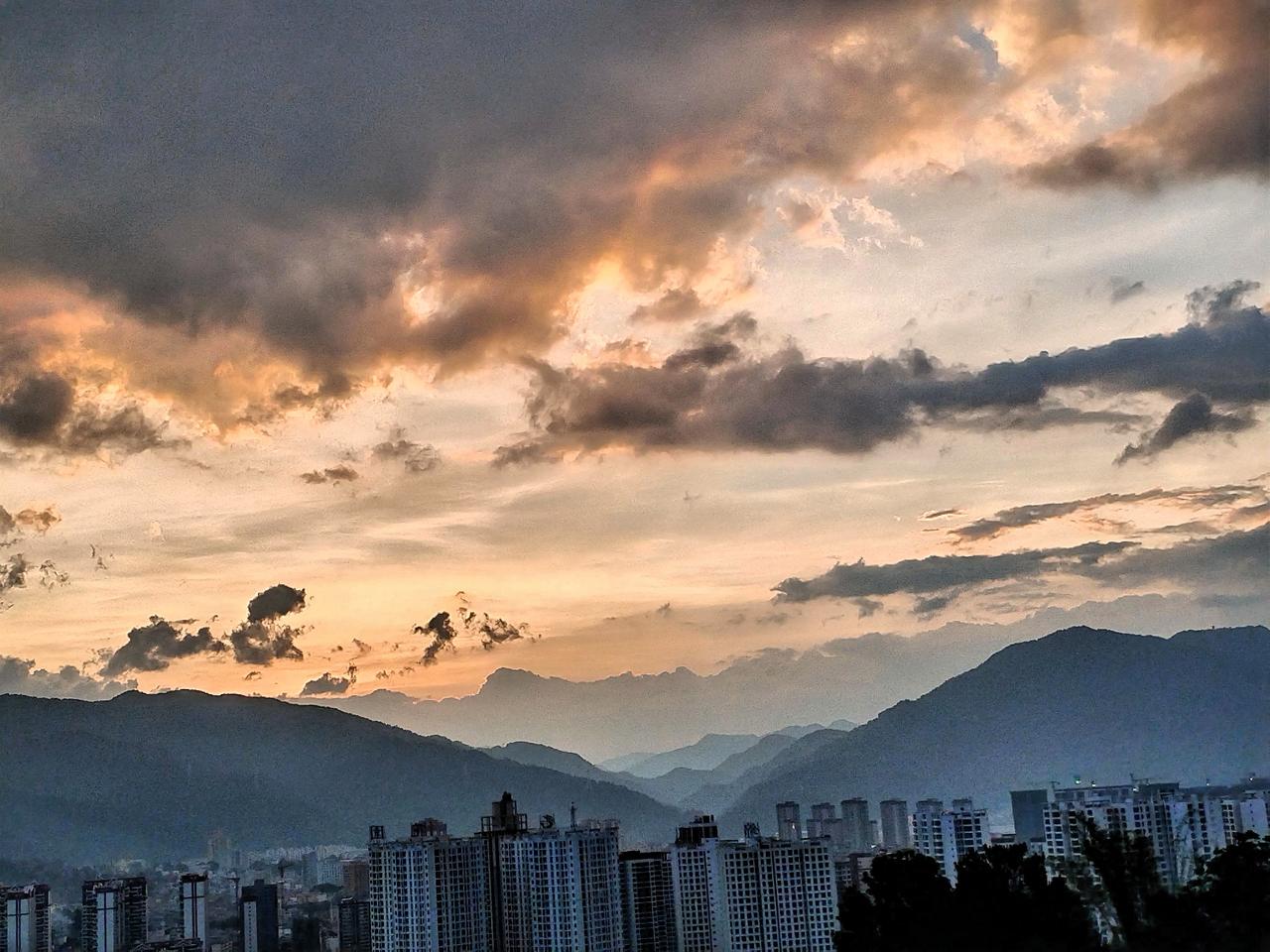 城市黄昏，云海翻涌，静谧如画。