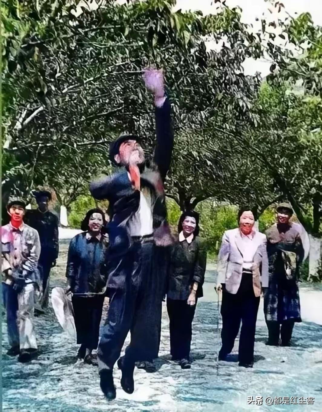 这张照片第一次见到，原来周总理严肃，认真还有着温情，活泼的一面！
这苹果一定很甜