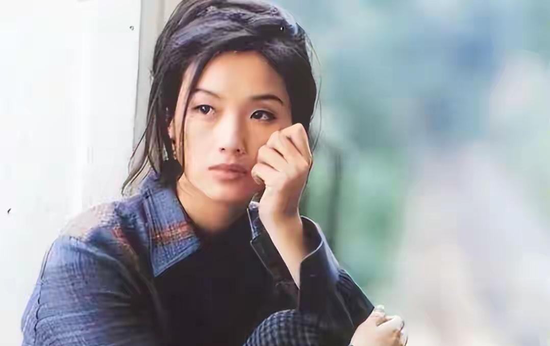 吴倩莲当年凭《天若有情》爆红，被称作“香港第一美女”，刘德华曾在演唱会上向她公开