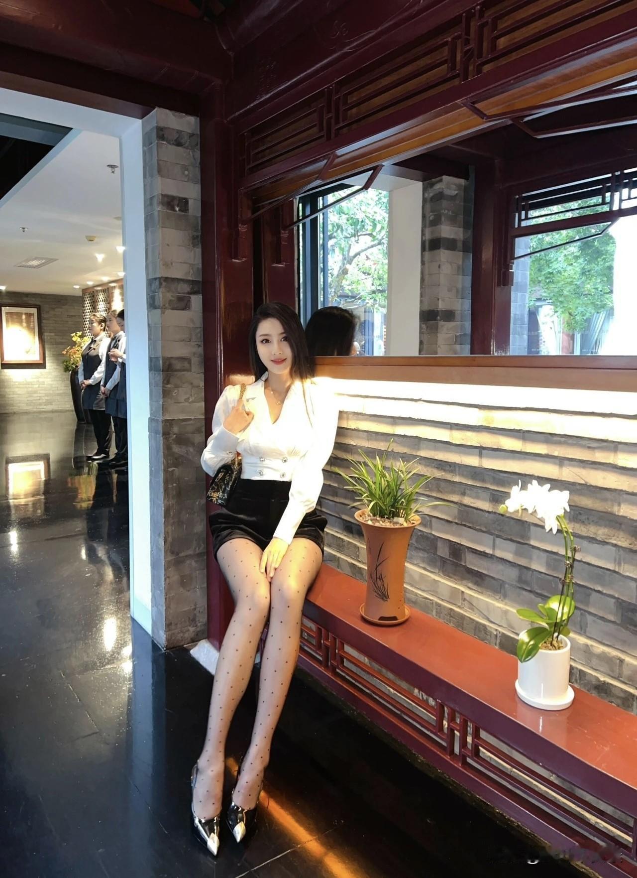 枫叶🍁|颜值穿搭：“白色短款长袖上衣+丝绒短裤+波点袜+小高跟”白衬衫白裙穿搭