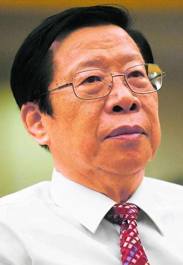 1993年，中央电视台台长杨伟光未经允许下，擅自做了个重大决定，在《新闻联播》播