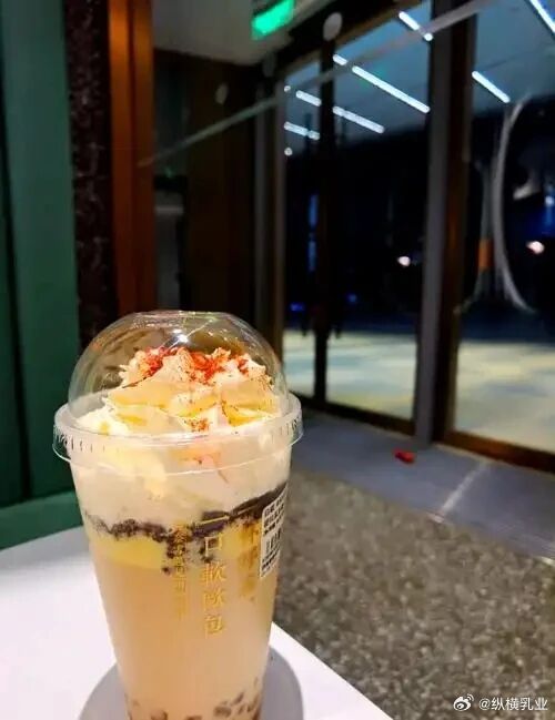 【昔日排队6小时，如今关店165家，这背后...】曾几何时，为了一杯“霸气草莓”