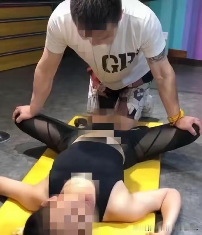 广东广州，男子花100元请了19岁女老师教课，期间找理由帮女老师压腿时，对其作出