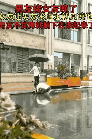 男子去接女友，可由于天空不作美，下起了大雨，行程中路上堵车迟到了。望着打伞等待男