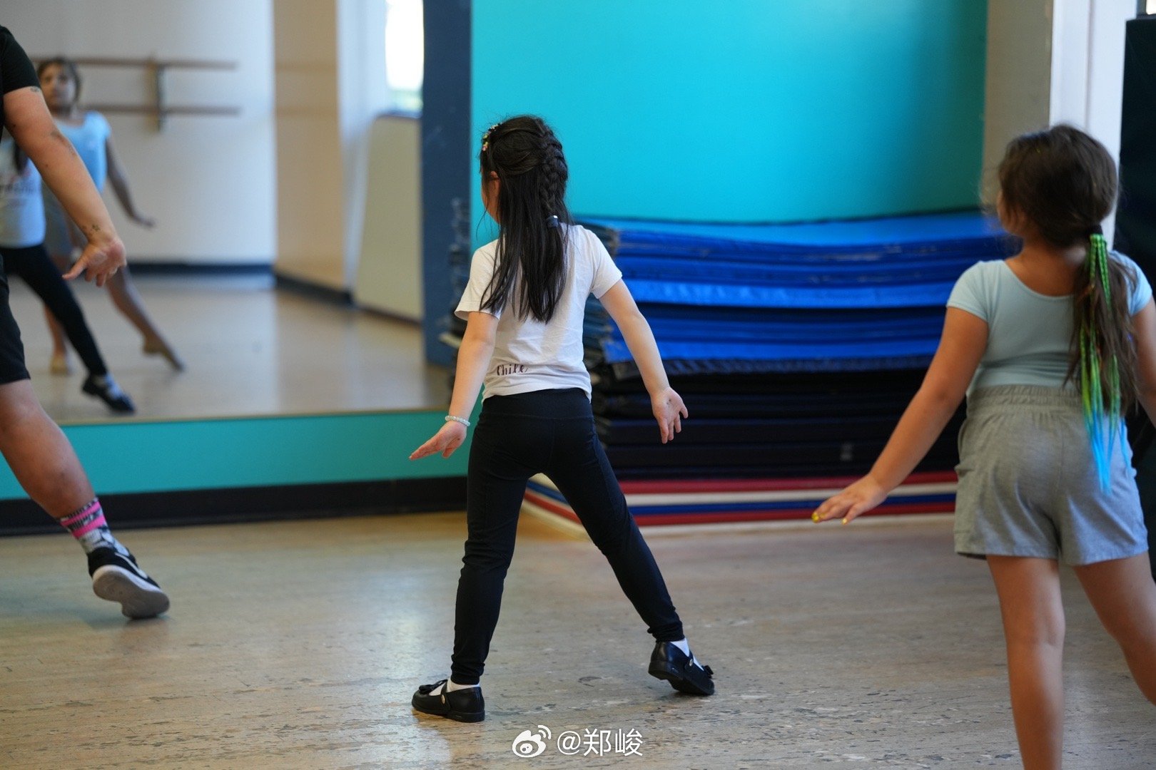 因为她妈说她胖，伊宝一路上都在碎碎念，充满怨念。“妈妈居然说我胖，她还说我是她最