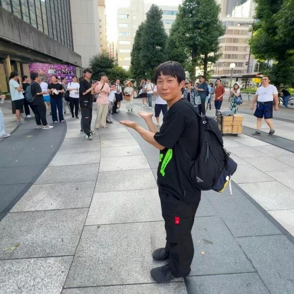 这是谁？好多大V都在嘲笑人家老实巴交，真没必要。 ​​​
