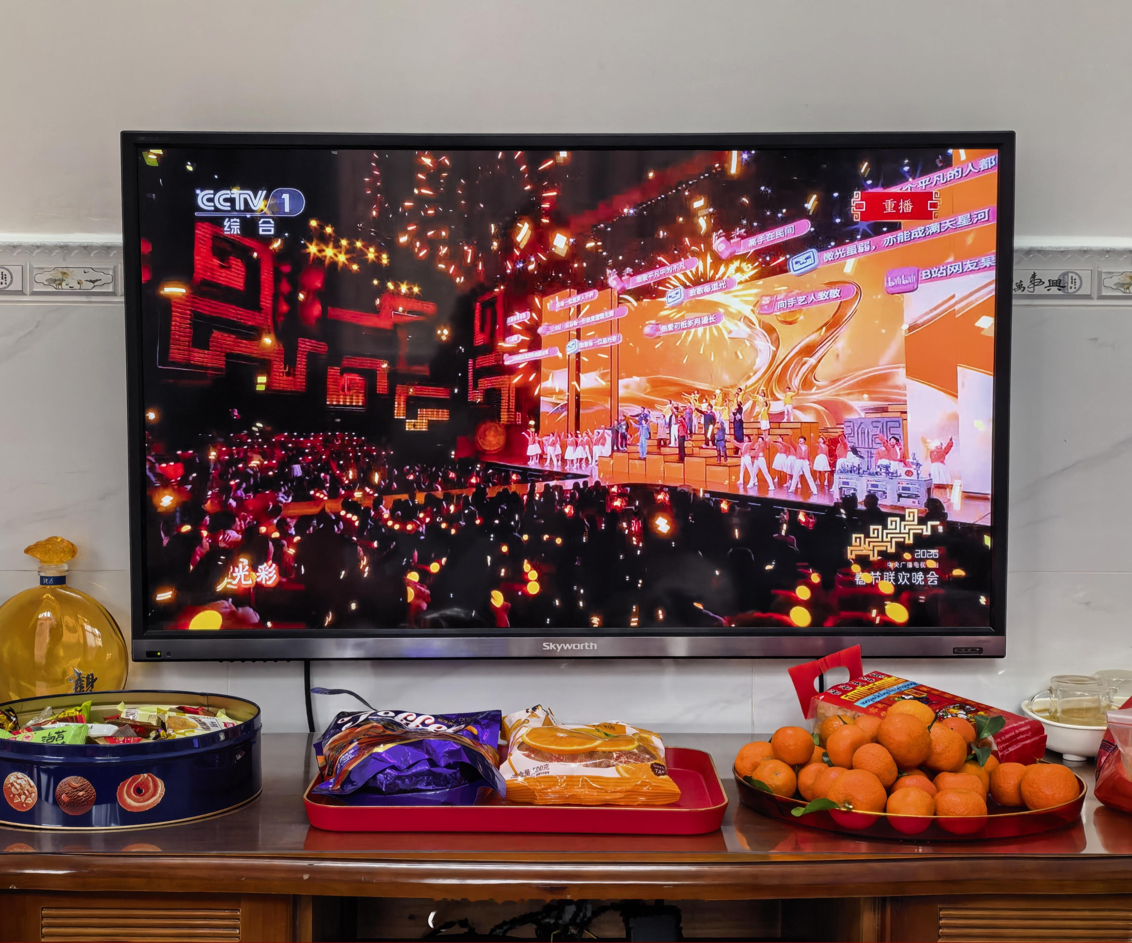 过年最快乐的时刻就是春晚当热闹的背景音，我和小芭蕉在院子里刷剧和烧烤，爸妈刷着手