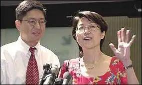 她持美国绿卡带着丈夫和 5 岁儿子回国探亲，返程在北京首都机场准备离境时，被国家