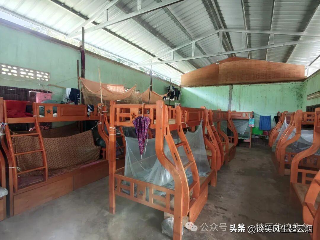 果敢同盟军是懂得废物再利用的！

木邦县两所学校的学生，住宿困难，就是没有床铺！