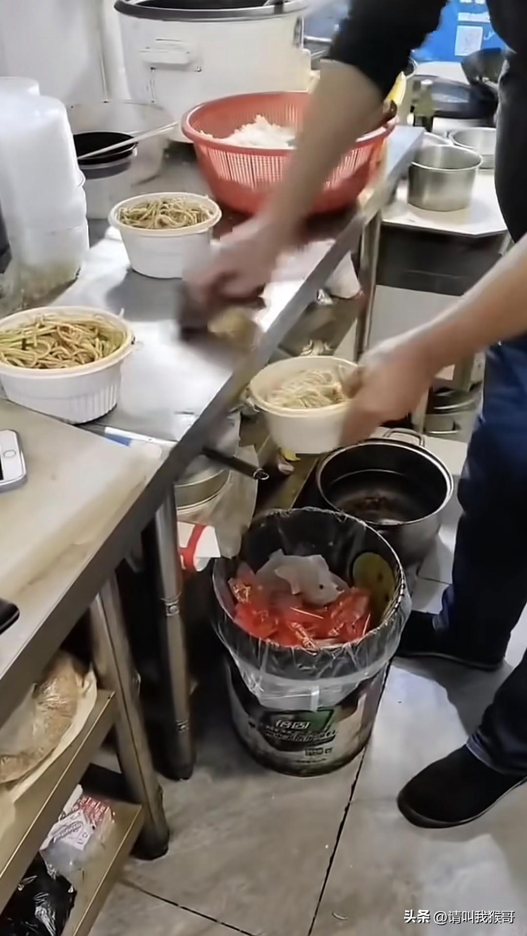 这餐馆老板也真是牛，有人拍照也不怕。就这样明目张胆的用厨房抹布把掉在案板上的面条