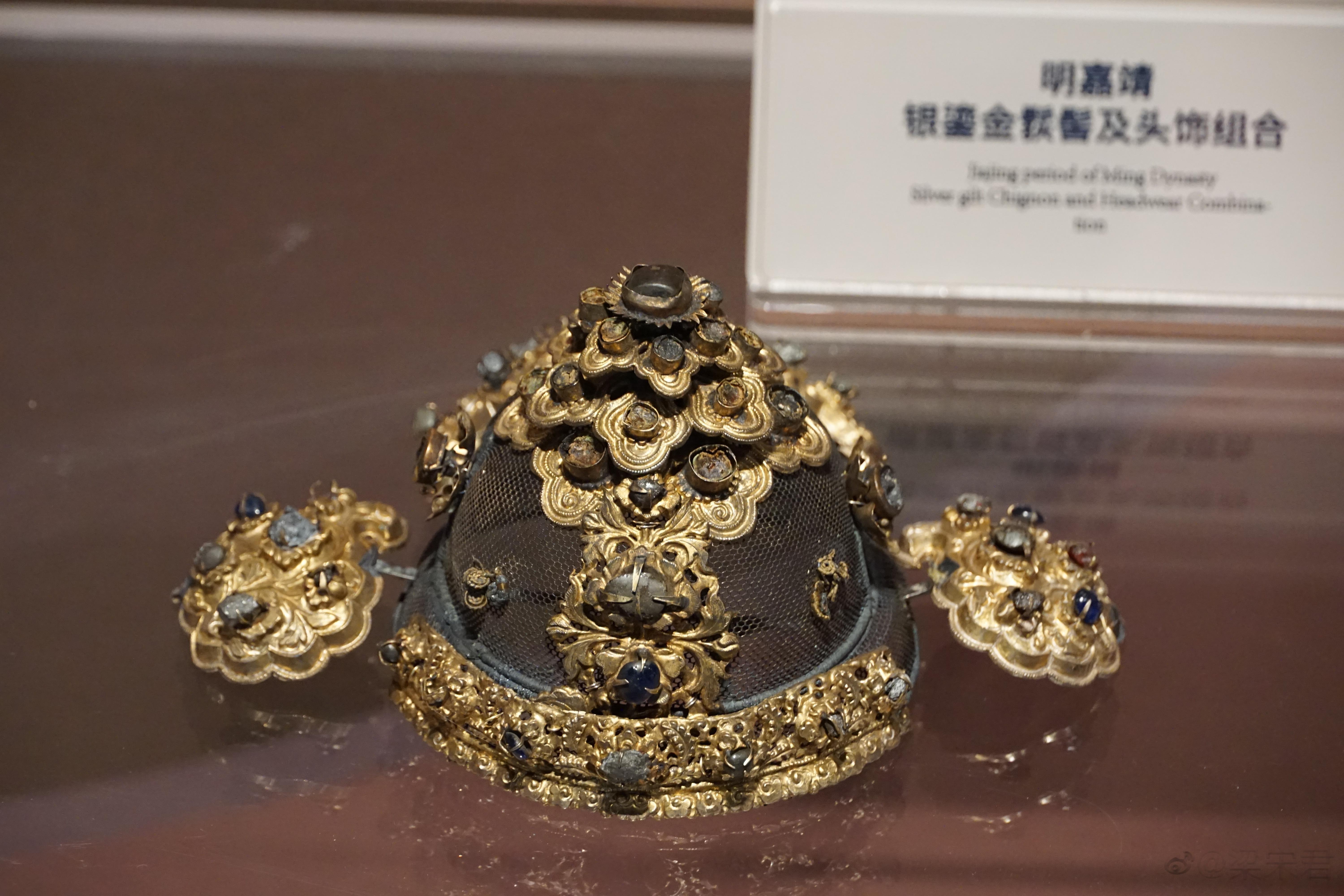 明代嘉靖时期一副䯼髻钿儿，分心，挑心，满冠和掩鬓俱全 ​​​