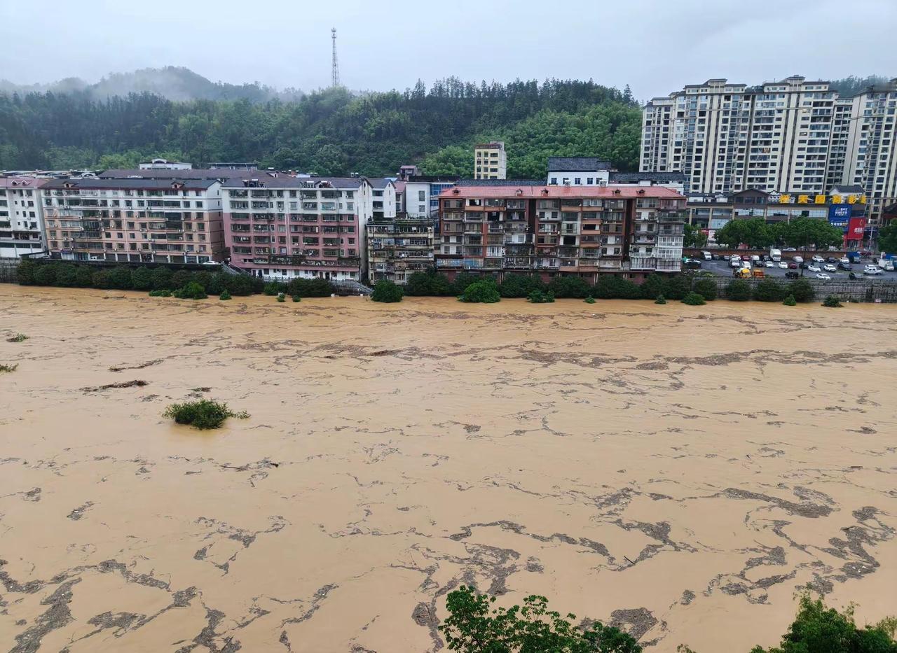 洪水无情大家注意安全 持续降雨 暴雨后洪水来袭 洪灾预警 洪涝灾害注意安全