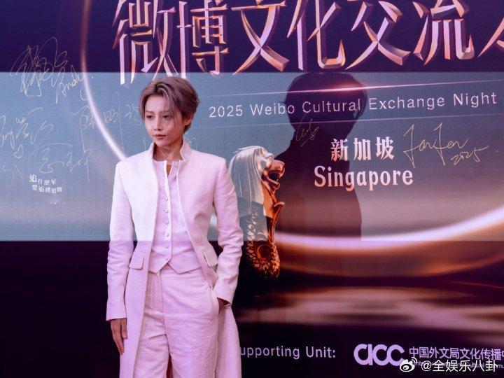 刘雨昕的西装造型太绝了！利落剪裁搭配她独特的气质，打破了传统刻板印象，帅得又飒又