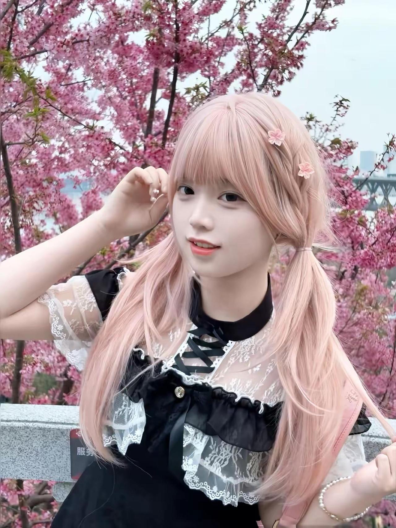 樱花树下长满了人 若爱 樱花季甜妹穿搭 樱花粉发