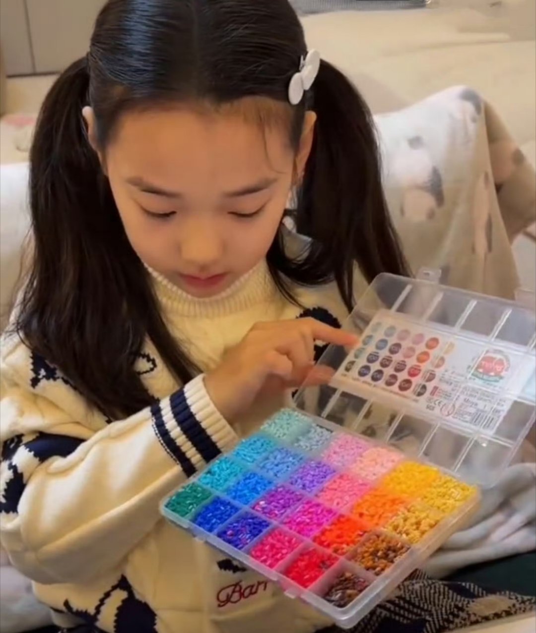 妹妹全神贯注的样子好认真，好可爱的妹妹～ 