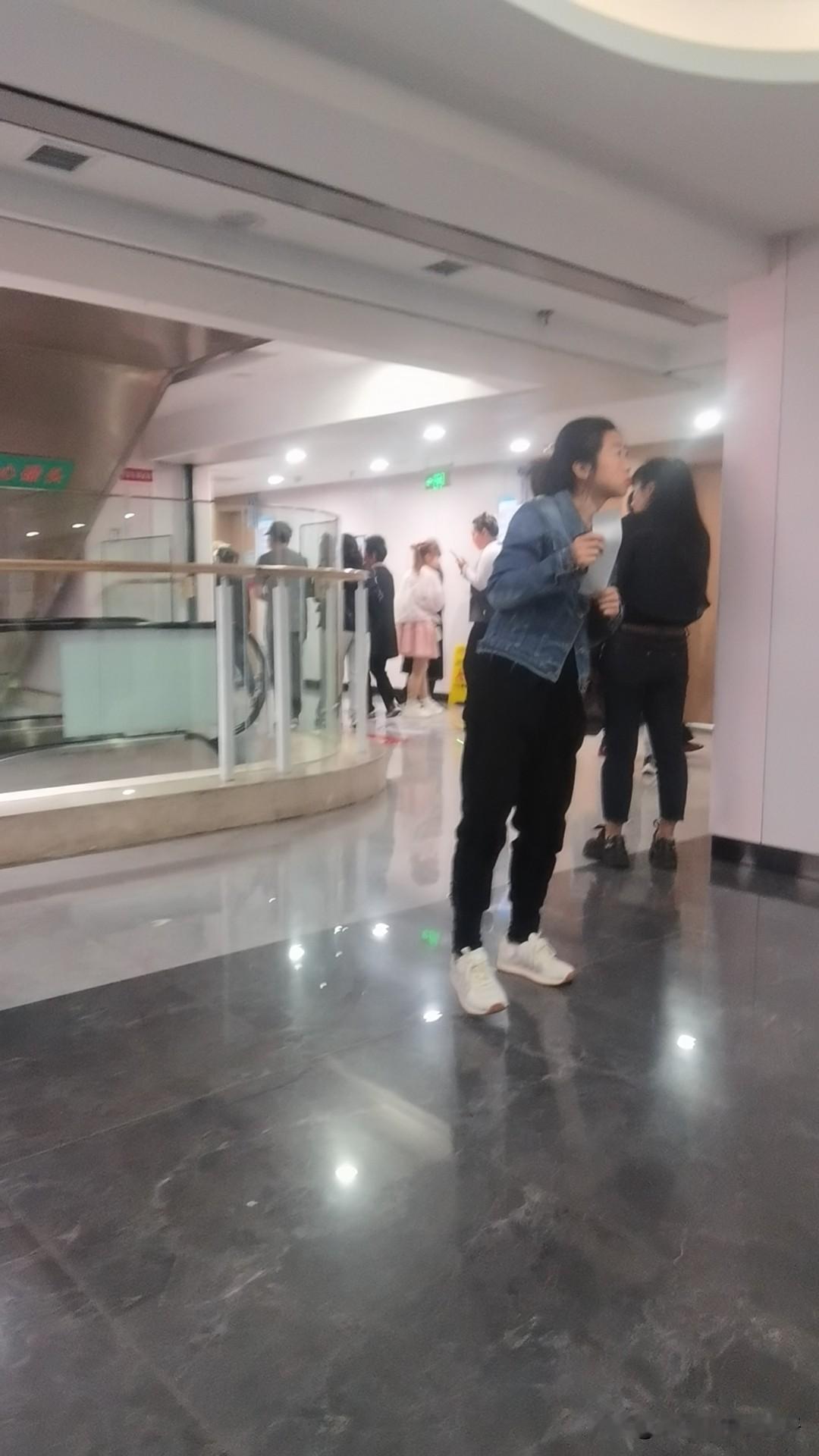 有个传言是上海有个妇科医生挂号费是五千天价

其实我觉得这是市场调节的价格，很正