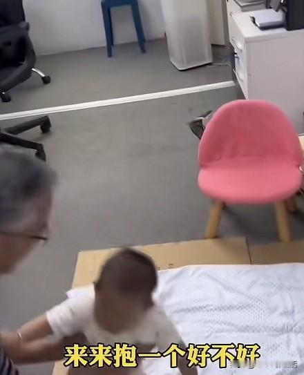 老板给带娃上班员工送婴儿车！心善的老板真的赚不到钱？

一大早刷到个暖心事儿
员