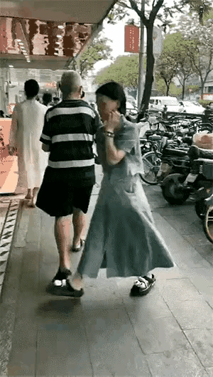 说真的，这个几十岁的老头，都不如我的刚刚几岁的外孙女，外孙女出去从不扔垃圾，看到