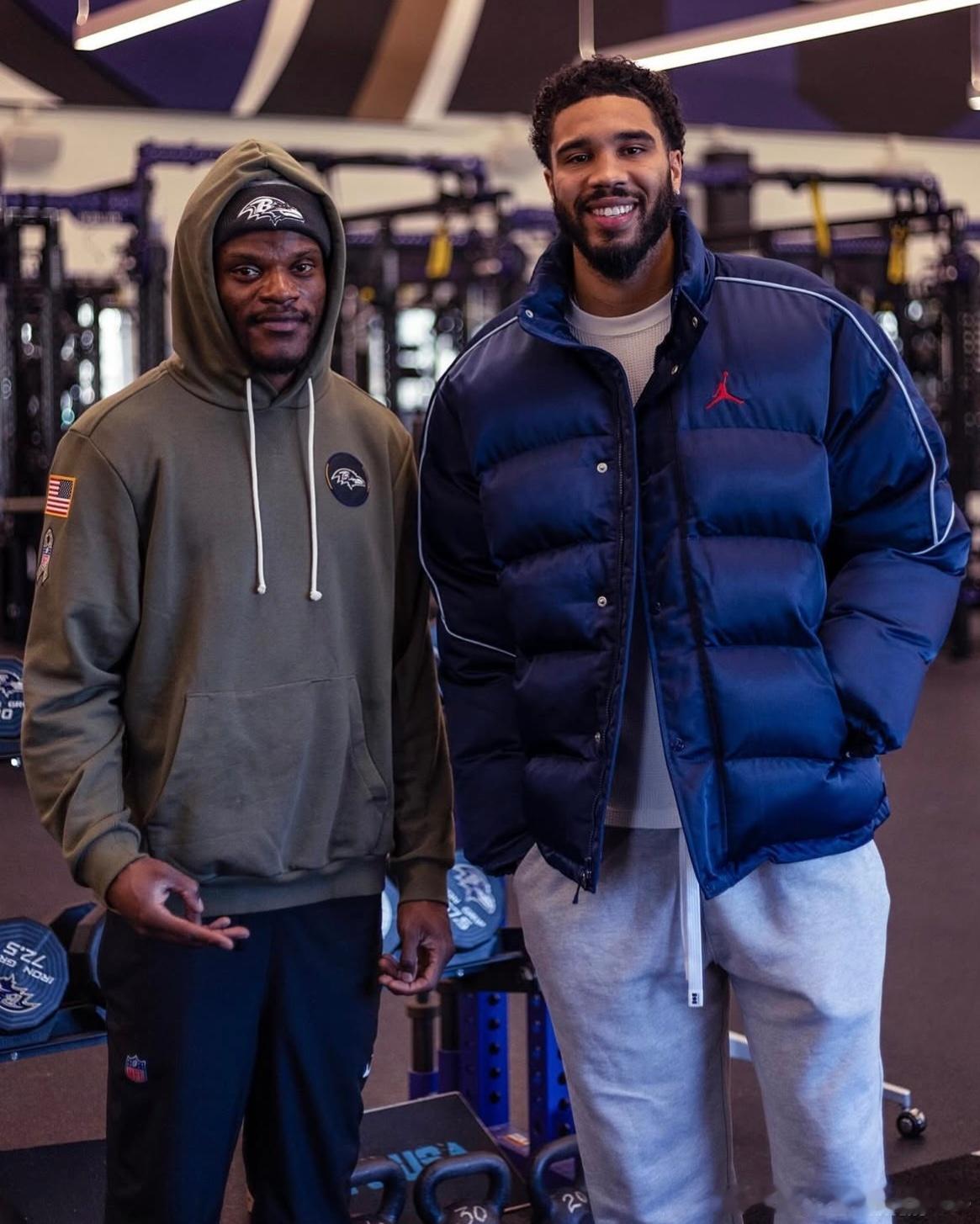 杰森·塔图姆x拉玛尔·杰克逊！今天JT造访NFL巴尔的摩乌鸦队训练基地和好朋友、