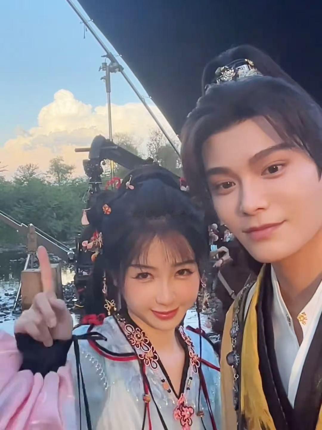 #虞书欣丁禹兮自拍视频##虞书欣丁禹兮放饭了# 好配 ​​​