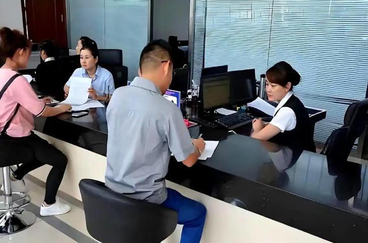 “银行碰上硬茬了！”安徽蚌埠一名男子去银行取4.95万现金，结果柜员出了差错，把