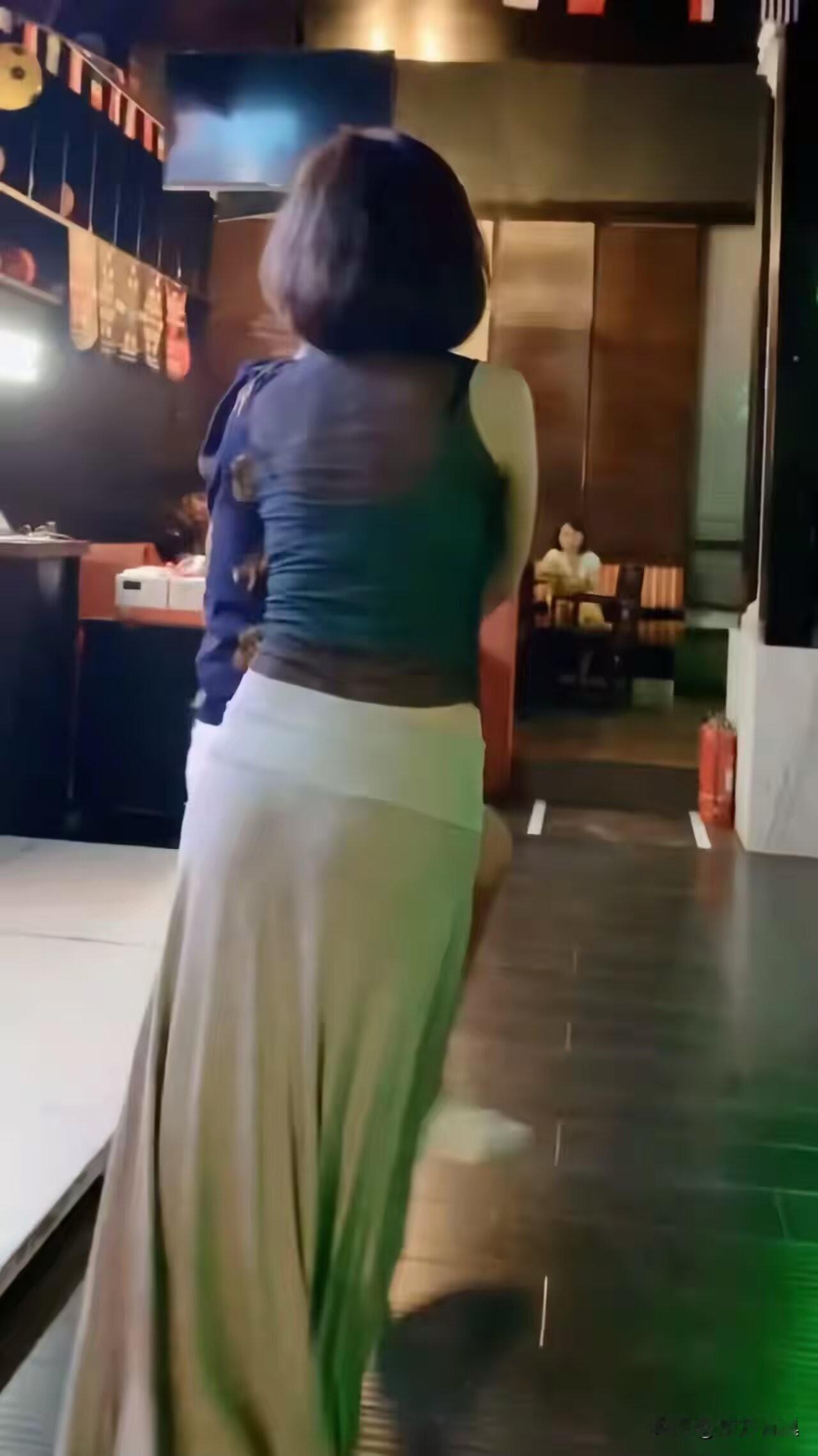 发现了没有，
身材高大，
体态丰满的女人，
到了中年的时候，
那个气场真的是不一