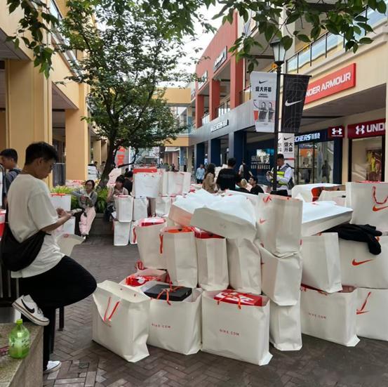 现在年轻人逛折扣超市跟做功课似的，先比价再下手。我一开始还不太信，周末路过一家，
