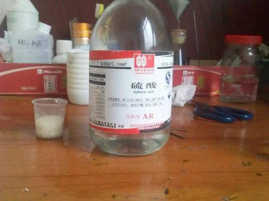 一船硫酸让全球慌了神！因为外媒盯的不是货，是阀门。关了四个月才开一条缝，全球买家
