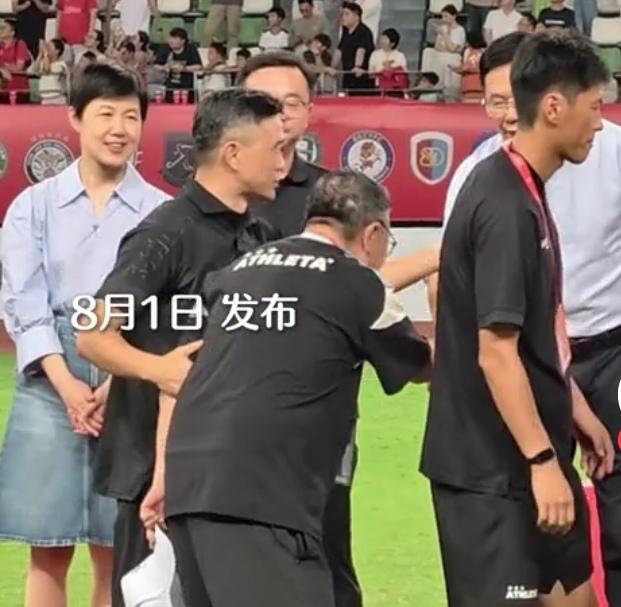 8月1日苏州奥体中心，董路这两次脱帽鞠躬，满是真诚与敬畏。站上领奖台，不忘向嘉宾