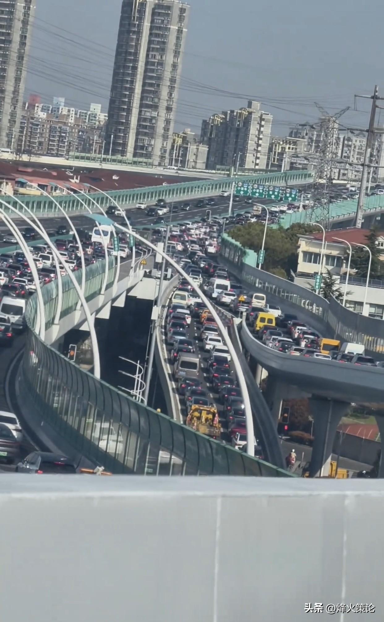 凭什么他就能万众相送？千年一遇的场面，藏着最朴实的道理。

有人说他功利，有人说