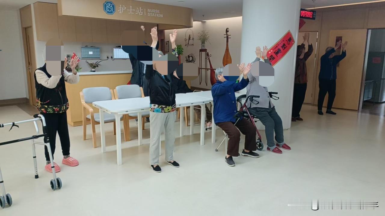 老妈所在养老院那层楼面，新来了一个小伙子，90后，本科毕业，岗位是护工。

我经