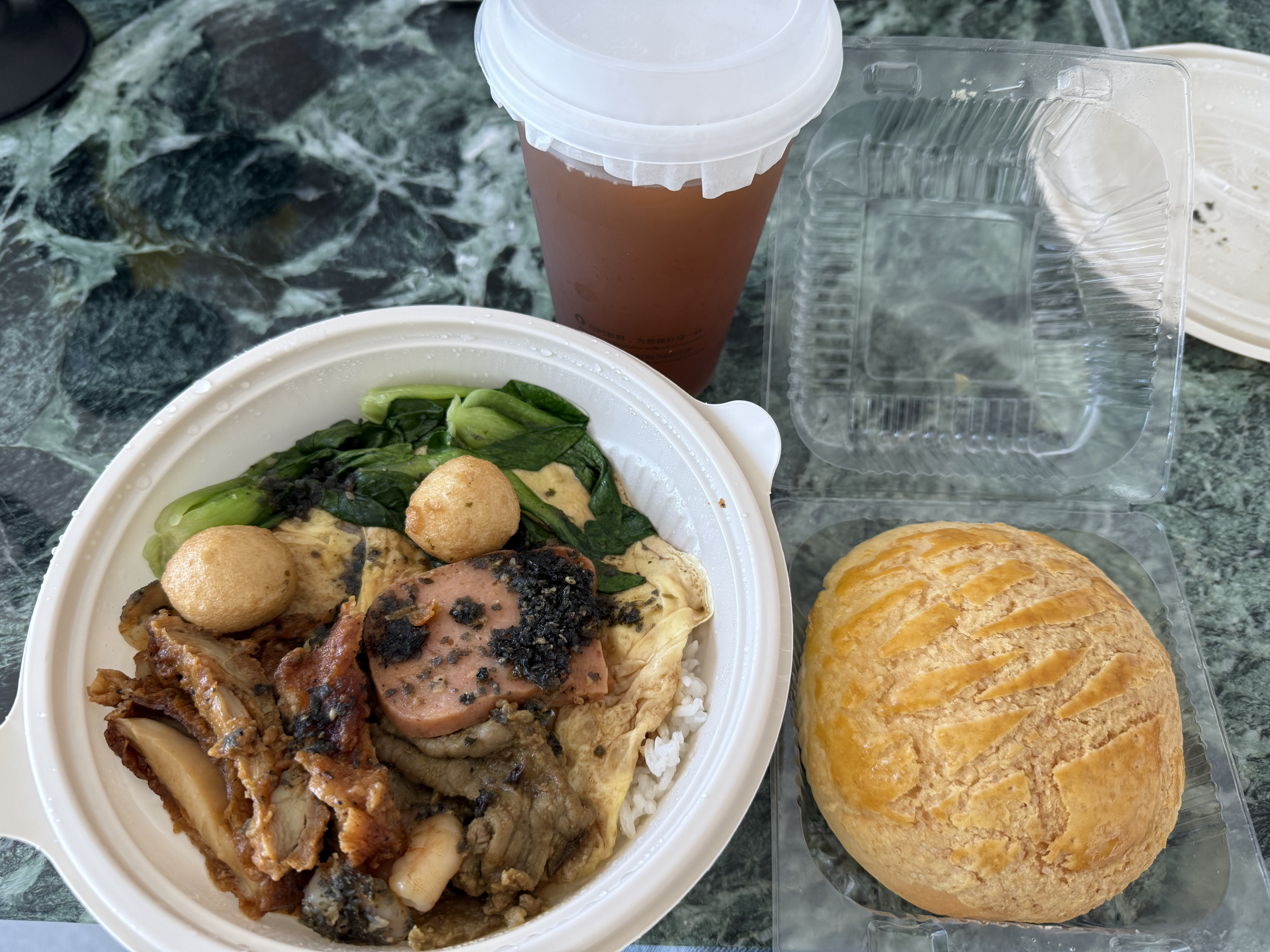 刘欣最近都不做饭，我天天中午吃外卖，关键是她还嫌我吃的不够健康，现在连外卖都是分