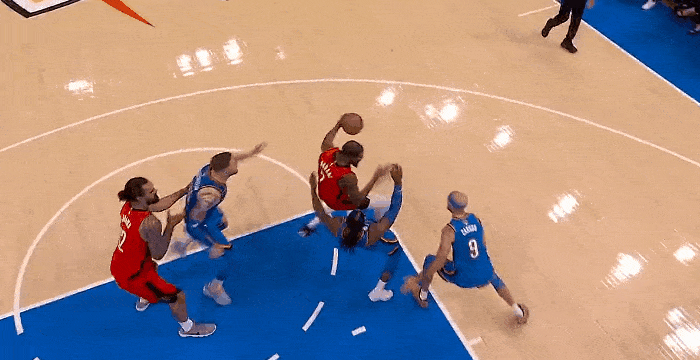 关键球！杜兰特2+1帮助火箭反超！
在今天NBA揭幕战火箭对阵雷霆的第二个加时赛