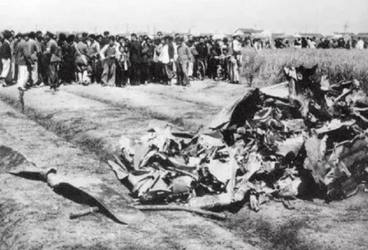 1949年曾发生过这样一件事，湖南凤凰村的上空曾“天降横财”降下10万银元，村民