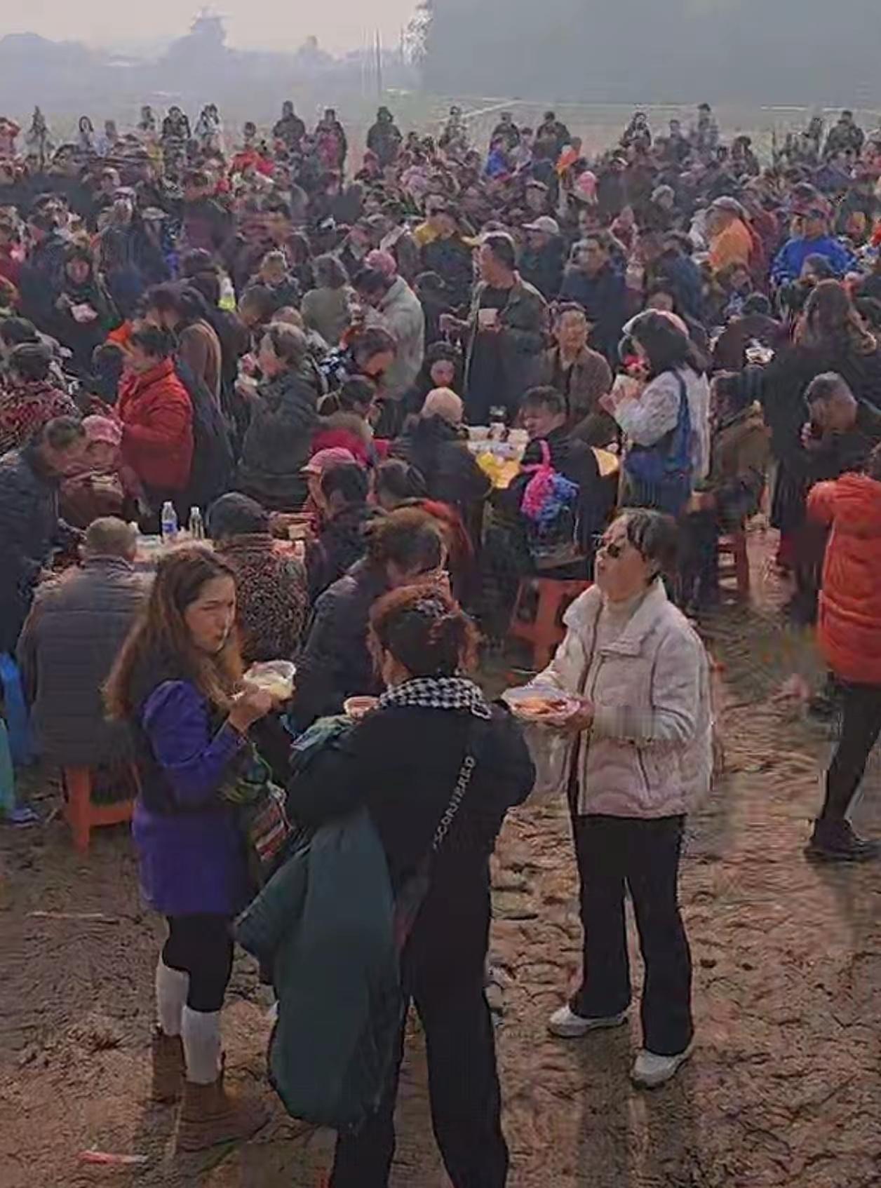 合川杀猪饭最后一天!人山人海,菜没端上就被抢,呆呆妹不敢露面，

从现场情况来看