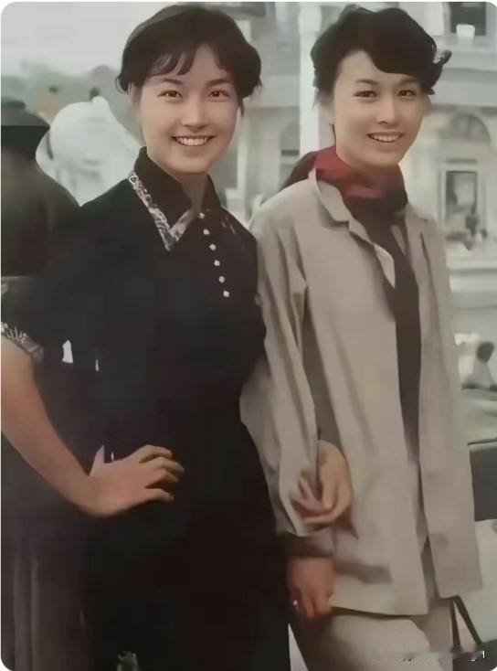 看到刘晓庆和日本影星栗原小卷的同框照，真是让人眼前一亮！

两人站一块儿，就像是