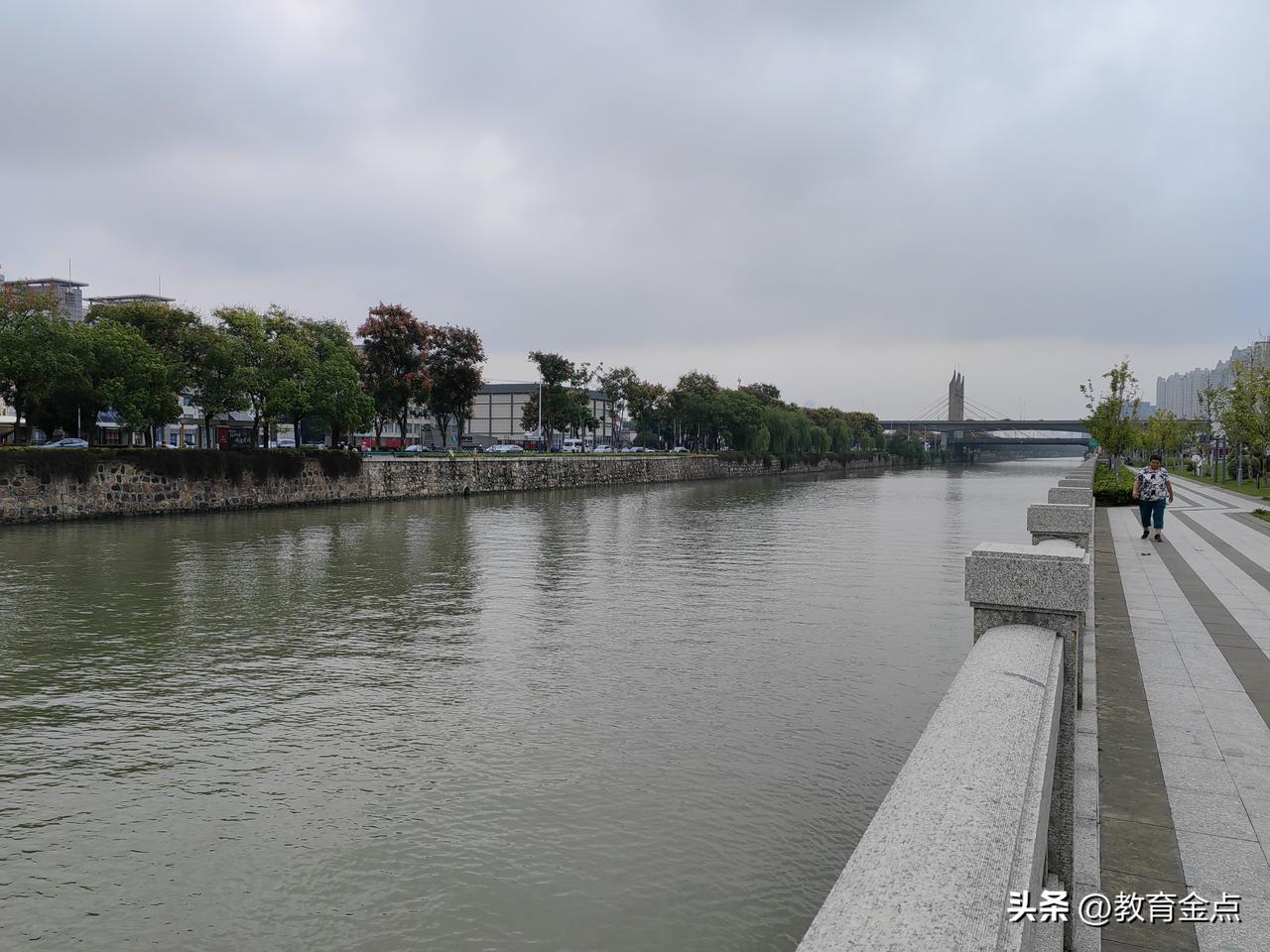要保护好历史建筑
    入住的常州志逸温德姆花园酒店，离运河很近。晚饭后，去运