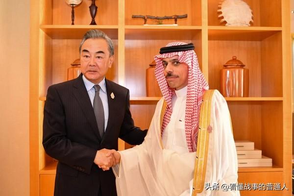 导弹还在飞，王毅先打了一个电话。3月4日，中国外长直接致电沙特外长费萨尔，没有联