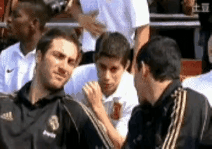 孔卡：瓜瓜你知道不，我的年薪世界第三，1037万欧！，，，

网友：孔卡在对伊瓜