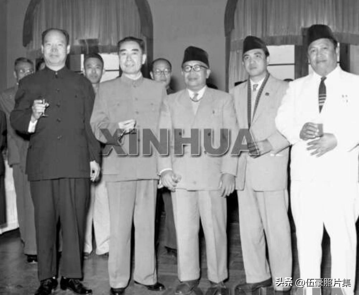 1956年10月5日中午，北京市市长彭真为欢送以库斯南为团长的印度尼西亚国会代表