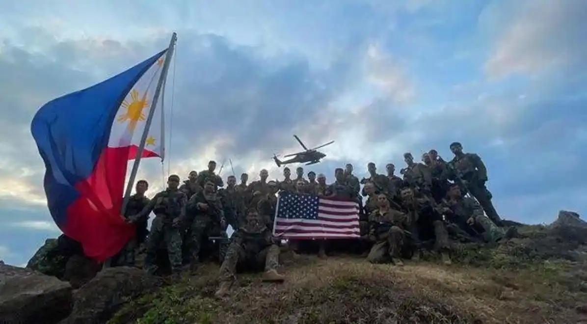 这世上最蠢的买卖，就是给人当枪使，还自己带子弹。菲律宾这局，彻底赌崩了。
但我要