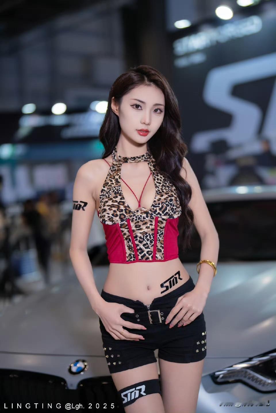 美丽车模永远是车展的一大亮点[爱慕]