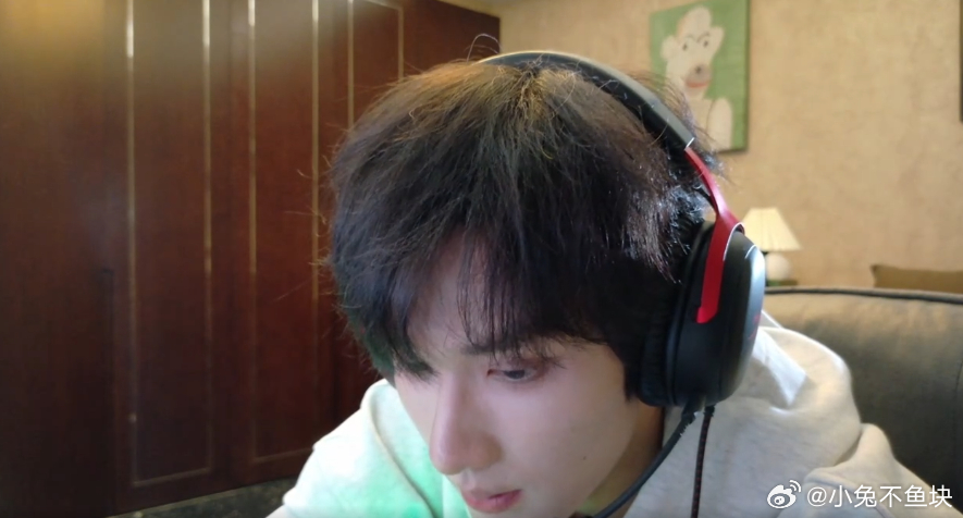 余宇涵直播 余宇涵直播一开始我就被他的热情感染了，超级投入的状态，完全不让人失望