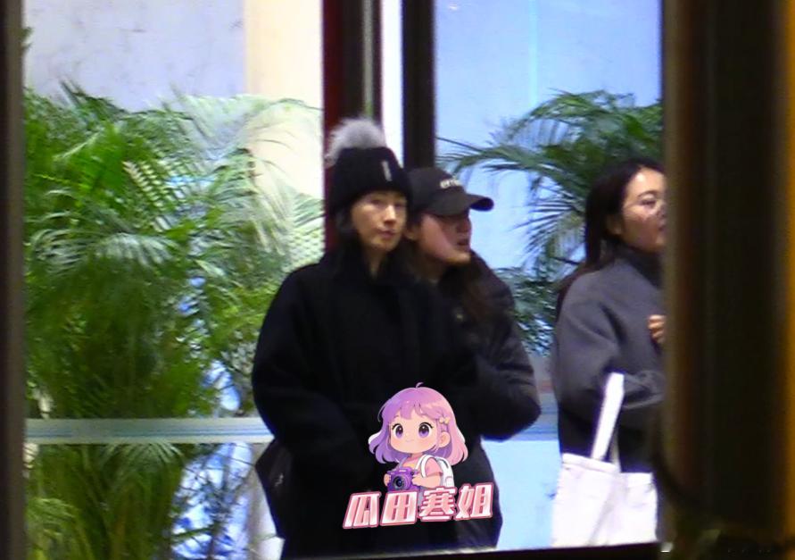 50岁刘敏涛好有少女感 刘敏涛50岁了这状态真不错啊！春晚下班后乘车去饭店吃饭，