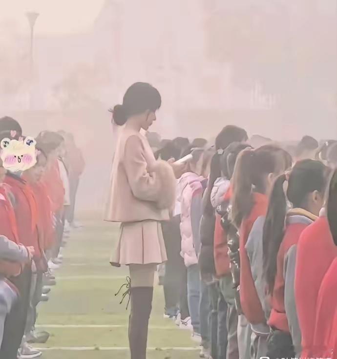老师是教书育人的，穿成这样合适吗？ 