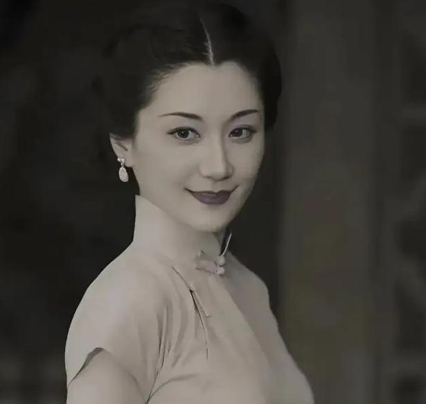 1930年，杜月笙的发妻沈月英和表哥私会，过后，沈月英含泪嘱咐表哥：“你今夜就离